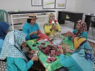 Warga RW 10 Villa Tangerang Indah kelola sampah mandiri, ubah organik jadi kompos & anorganik jadi kerajinan, kurangi TPA.