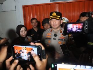 Kapolres Tangsel pastikan situasi aman pascaledakan gedung farmasi. Polisi tegaskan tidak ada bom dan penyelidikan masih berjalan.