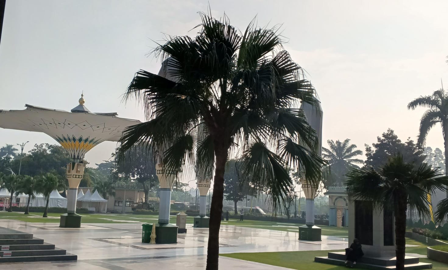 Payung Nabawi hiasi Masjid Raya Al-A’zhom, menghadirkan nuansa Madinah dan jadi ikon baru wisata religi di Kota Tangerang.