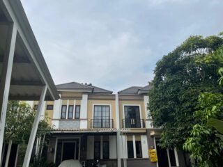 Warga Savia Ciater, Serpong, dibuat resah oleh kemunculan 10 monyet liar yang masuk ke perumahan. Camat minta warga waspada.