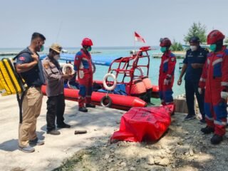 Tim SAR gabungan temukan nelayan KM Usaha Baru tewas di Perairan Pulau Pari setelah tiga hari pencarian di Kepulauan Seribu.