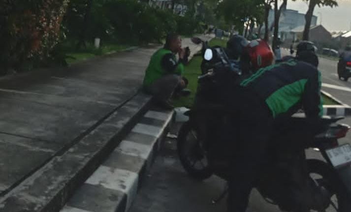 Kisah inspiratif Bapak K, pengemudi ojek online di Tangerang yang tetap melaju dengan ketulusan di tengah kerasnya jalanan kota.