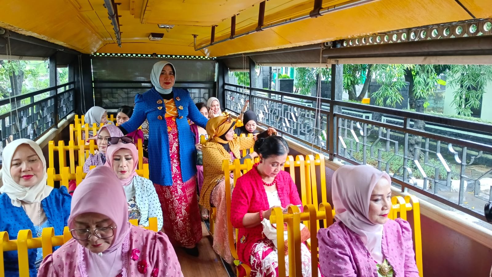 Kotret & PBI Tangerang Raya gelar Hunting Foto Parade Batik dengan Bus Jawara, rayakan Hari Batik Nasional di Taman Potret.