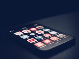 Pembatasan media sosial mengancam kebebasan digital dan melemahkan demokrasi serta kepercayaan rakyat pada pemerintah.