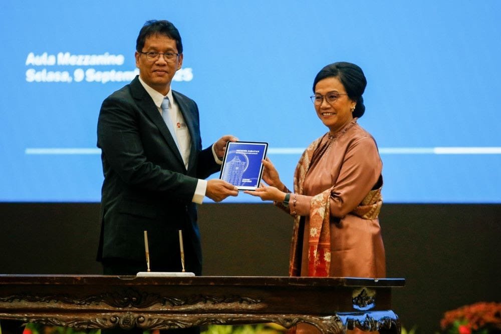 Pergantian Sri Mulyani ke Purbaya Yudhi Sadewa menandai pergeseran aksen ekonomi Indonesia dari stabilitas fiskal ke kemandirian nasional.