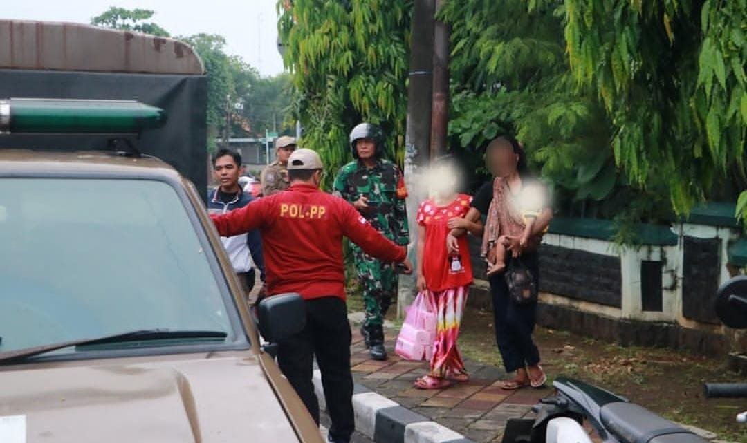 Di balik gemerlap Tangerang, ada kisah manusia jalanan yang berjuang hidup di bayangan beton dan lampu kota.