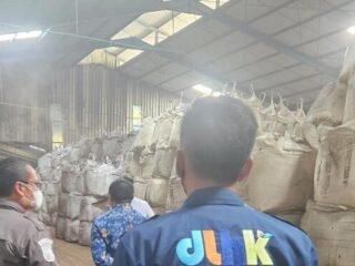 Pemkab Tangerang hentikan sementara operasi PT Sukses Logam Indonesia usai dugaan pencemaran udara yang meresahkan warga.