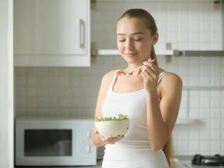 Temukan manfaat dan efektivitas tren makan retinol untuk kulit sehat, glowing, dan menjaga kesehatan dari dalam.