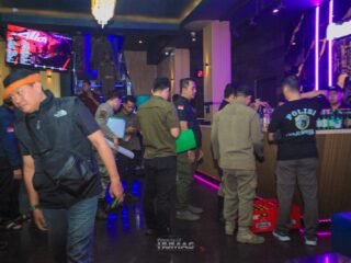 Satpol PP Tangsel gelar razia malam di Serpong, amankan 99 botol miras dan 41 pemandu lagu demi ketertiban kota.