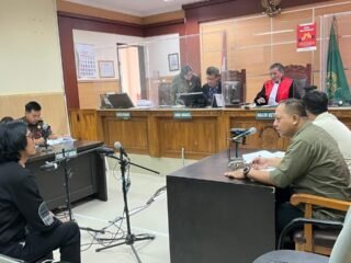 Satpol PP Tangsel razia kafe dan warung jual miras tanpa izin, amankan 294 botol dan jatuhkan sanksi tipiring di Pengadilan Negeri Tangerang.