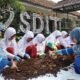 SDIT Irsyadul ‘Ibad Pandeglang ajak 686 siswa menanam 200 bibit cabai, menanamkan cinta lingkungan sejak usia dini.
