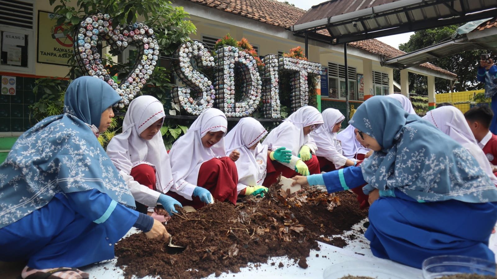 SDIT Irsyadul ‘Ibad Pandeglang ajak 686 siswa menanam 200 bibit cabai, menanamkan cinta lingkungan sejak usia dini.