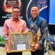 Kepala SMKN 5 Kabupaten Tangerang, Surta Wijaya, raih penghargaan The Best Performance Leadership 2025 di ajang Banten Award.