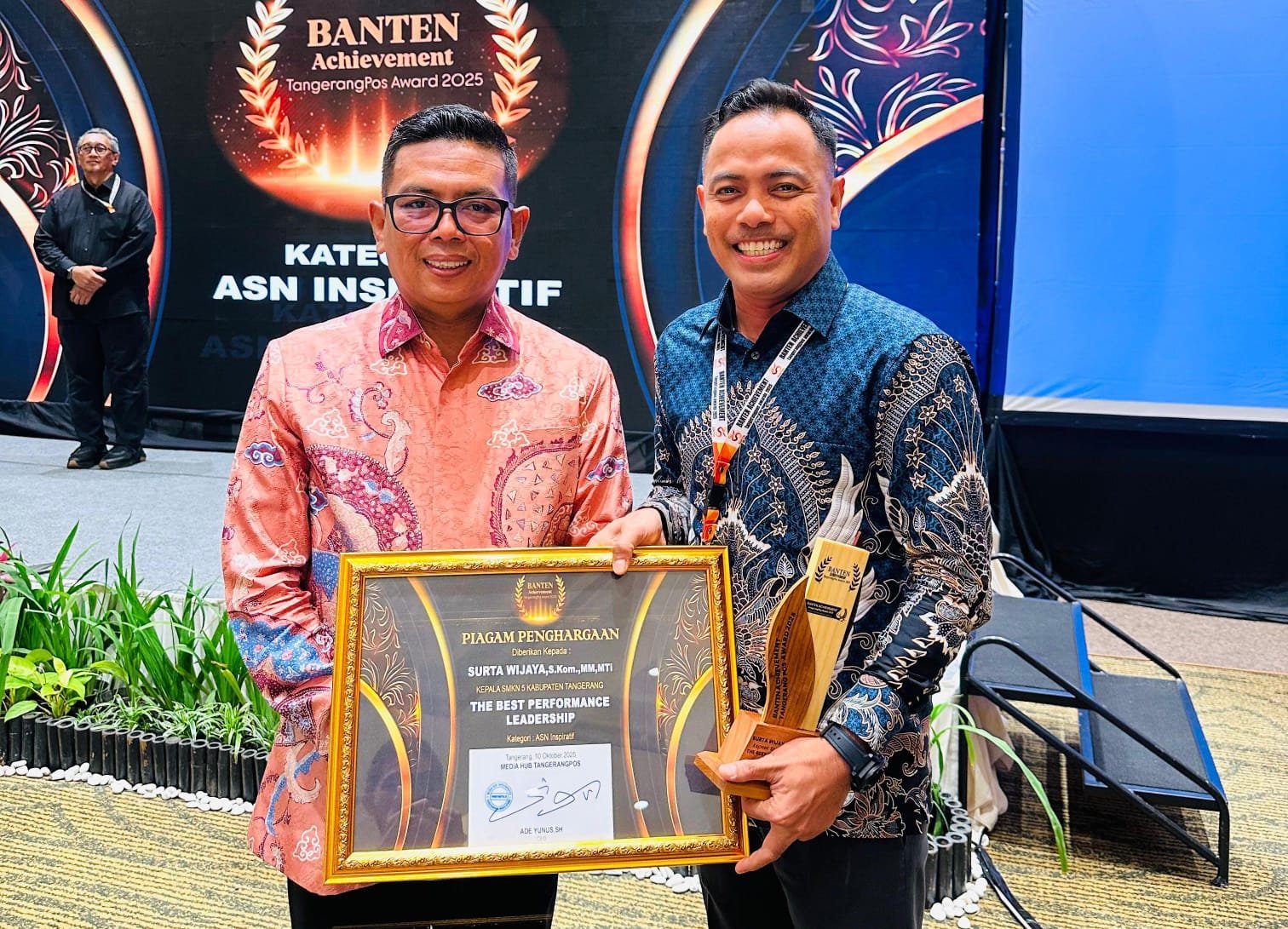 Kepala SMKN 5 Kabupaten Tangerang, Surta Wijaya, raih penghargaan The Best Performance Leadership 2025 di ajang Banten Award.
