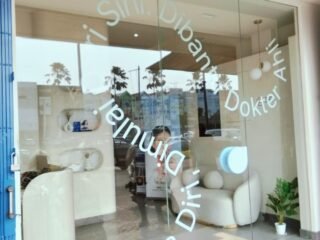 Tren interior modern di Tangerang makin digemari. Kaca film, sandblast, dan cutting sticker jadi solusi efisien dan estetis.