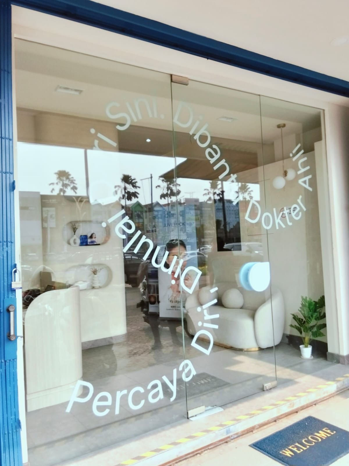 Tren interior modern di Tangerang makin digemari. Kaca film, sandblast, dan cutting sticker jadi solusi efisien dan estetis.