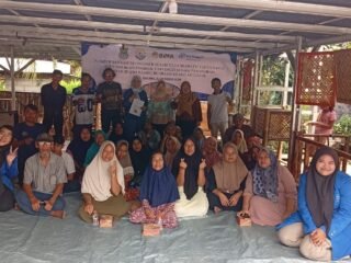 Universitas Esa Unggul beri pelatihan digital marketing dan branding bagi pelaku UMKM bambu di Desa Buniayu, Tangerang.