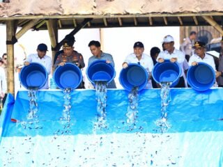 Wapres Gibran menebar 80.000 bibit ikan nila di Tangerang untuk memperkuat ketahanan pangan dan kesejahteraan masyarakat.