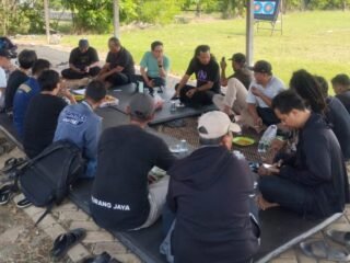 Warga Pakuhaji mendesak Pemkab Tangerang segera memperbaiki Jalan Raya KH. Saadullah yang rusak parah dan sering sebabkan kecelakaan.