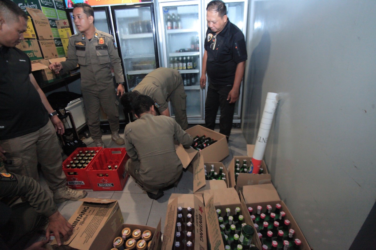Satpol PP Tangsel sita 316 botol miras ilegal di Serpong Utara, pelanggar dijerat Tipiring, kolaborasi warga penting.