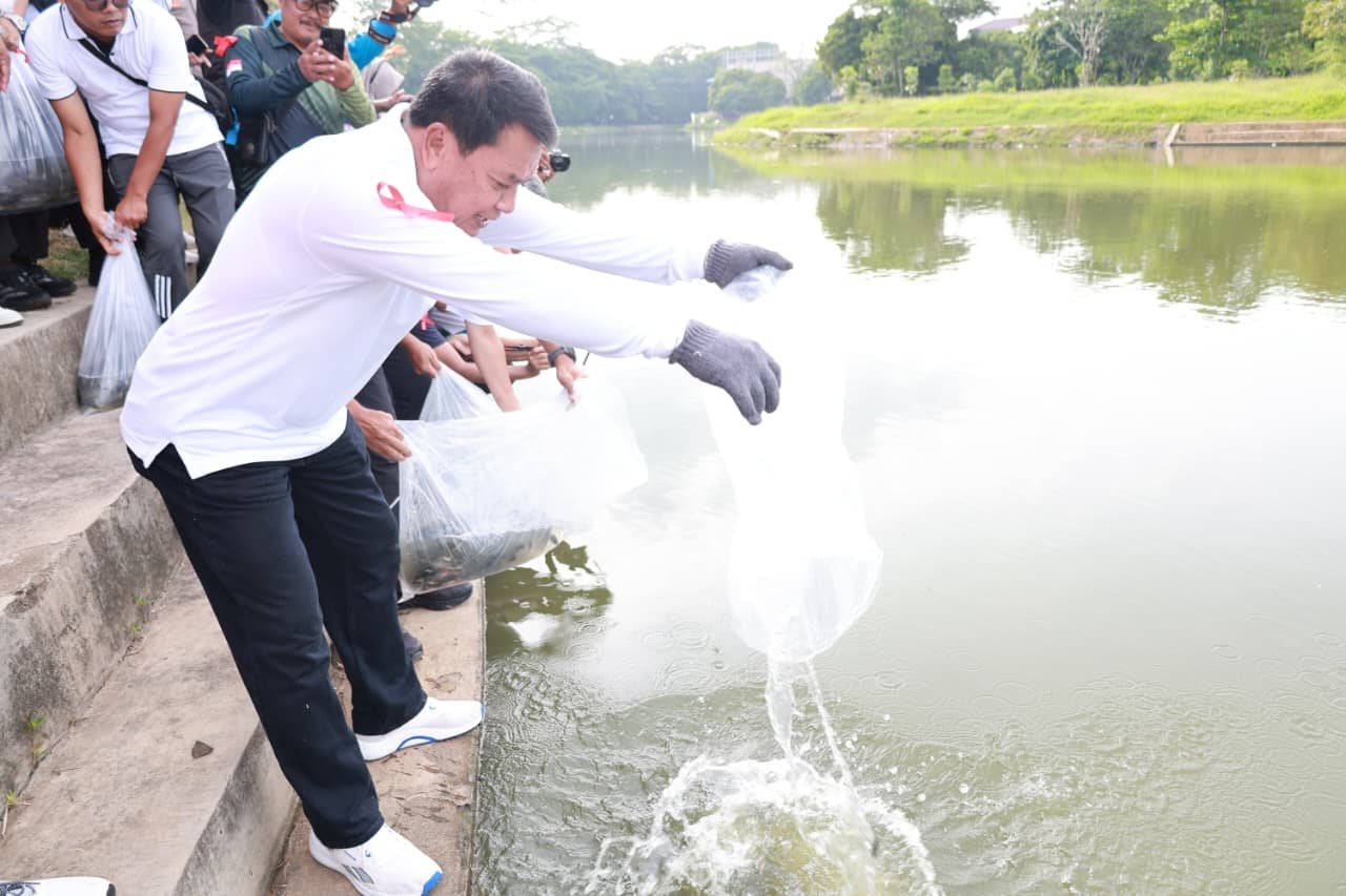 Bupati Tangerang Maesyal Rasyid pimpin gerak jalan sehat, tebar benih ikan, dan rayakan enam hari besar dengan layanan gratis di Puspemkab.
