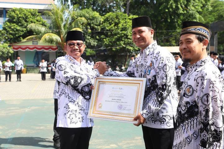 Peringatan HUT PGRI di Tangerang diwarnai apresiasi Wali Kota dan komitmen peningkatan kesejahteraan serta kapasitas guru.