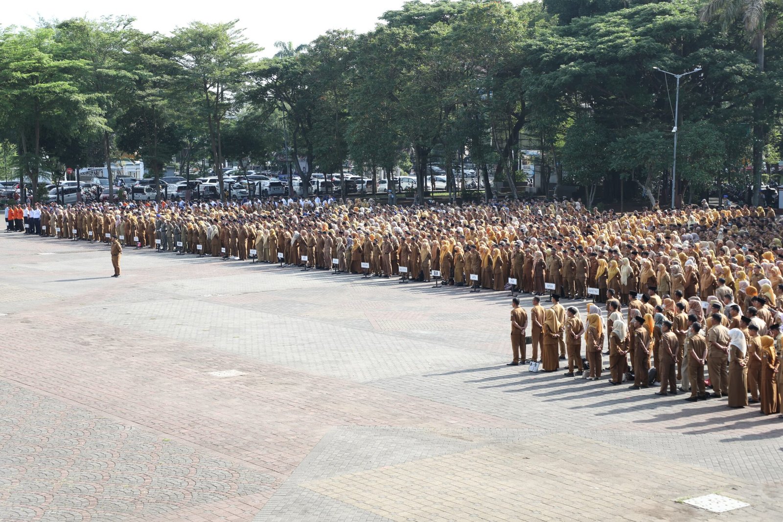 Pemkot Serang menggelar apel pagi di Alun-alun Barat Kota Serang, serupa Pemkab Serang disebelahnya di halaman Puspemkab Serang, Senin (3/11/2025)