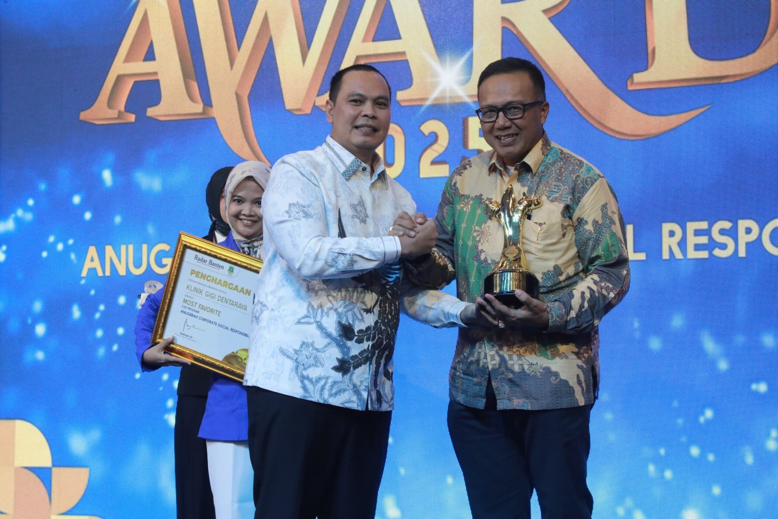 Setelah sebelumnya meraih penghargaan dari Kabar Banten Award, kembali Wali Kota Serang Budi Rustandi meraih penghargaan dari Radar Banten Award 2025, Selasa (25/11/2025) malam.