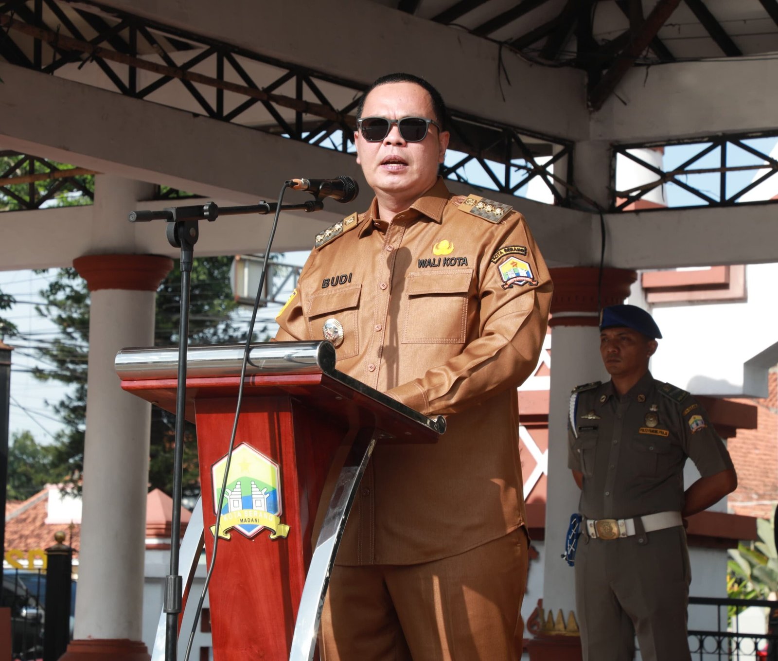 Wali Kota Serang Budi Rustandi intruksikan tidak boleh ada pengutan parkir bagi kendaraan pegawai saat apel pagi di Alun-alun barat Kota Serang