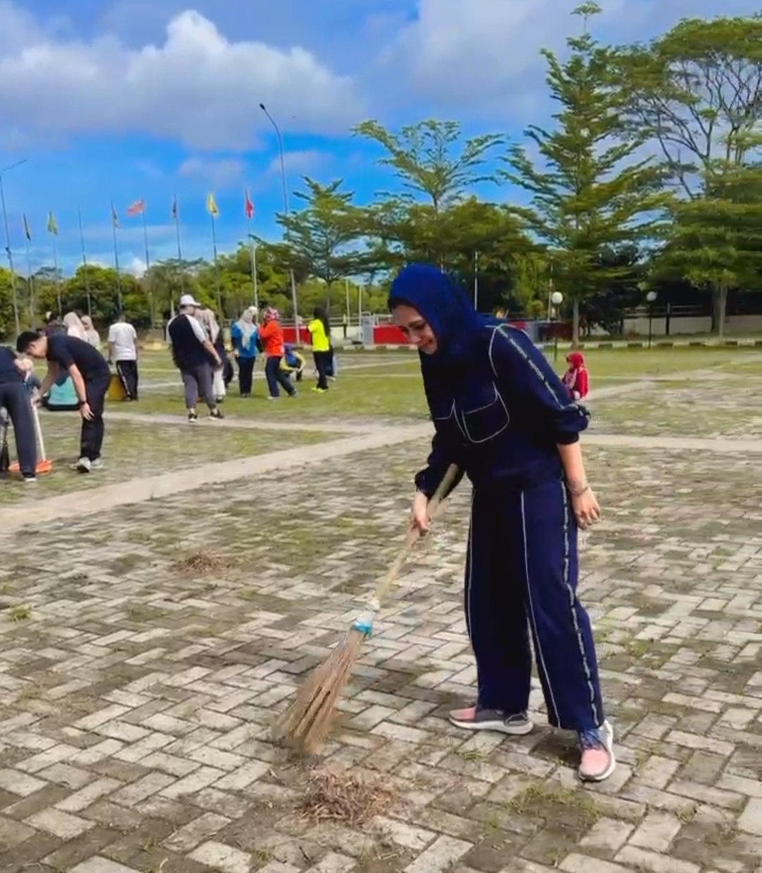Pelaksana Tugas (Plt) Sekretaris Dewan (Sekwan) DPRD Kota Serang, Triningsih terjun langsung membersihkan pelataran sekitar gedung DPRD Kota Serang bersama jajaran, Jumat (14/11/1015)