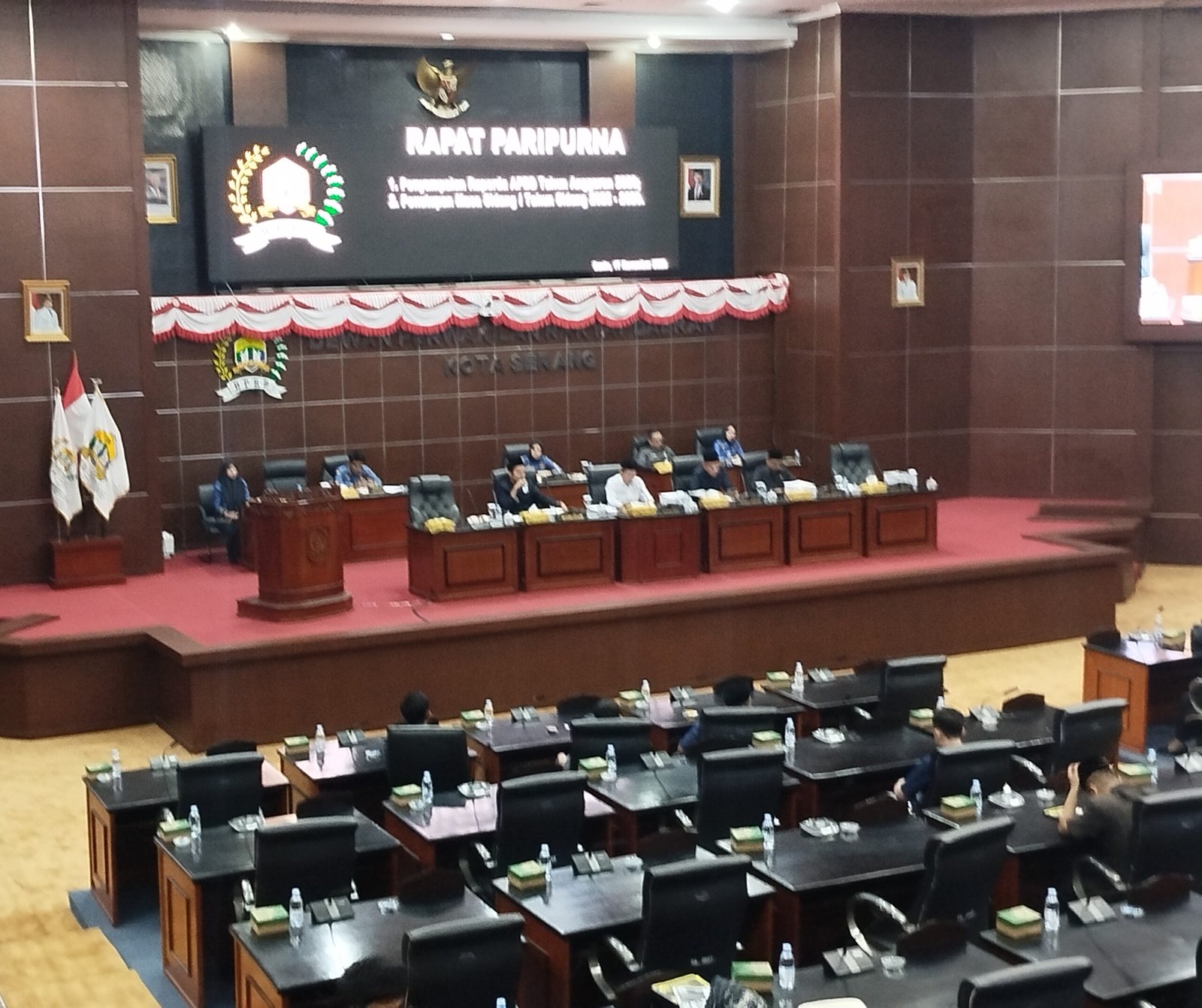 Wakil Wali Kota Serang Nur Agis Aulia membacakan RAPBD Kota Serang Tahun 2026 dalam rapat Paripurna di DPRD Kota Serang, Senin (17/11/2025)