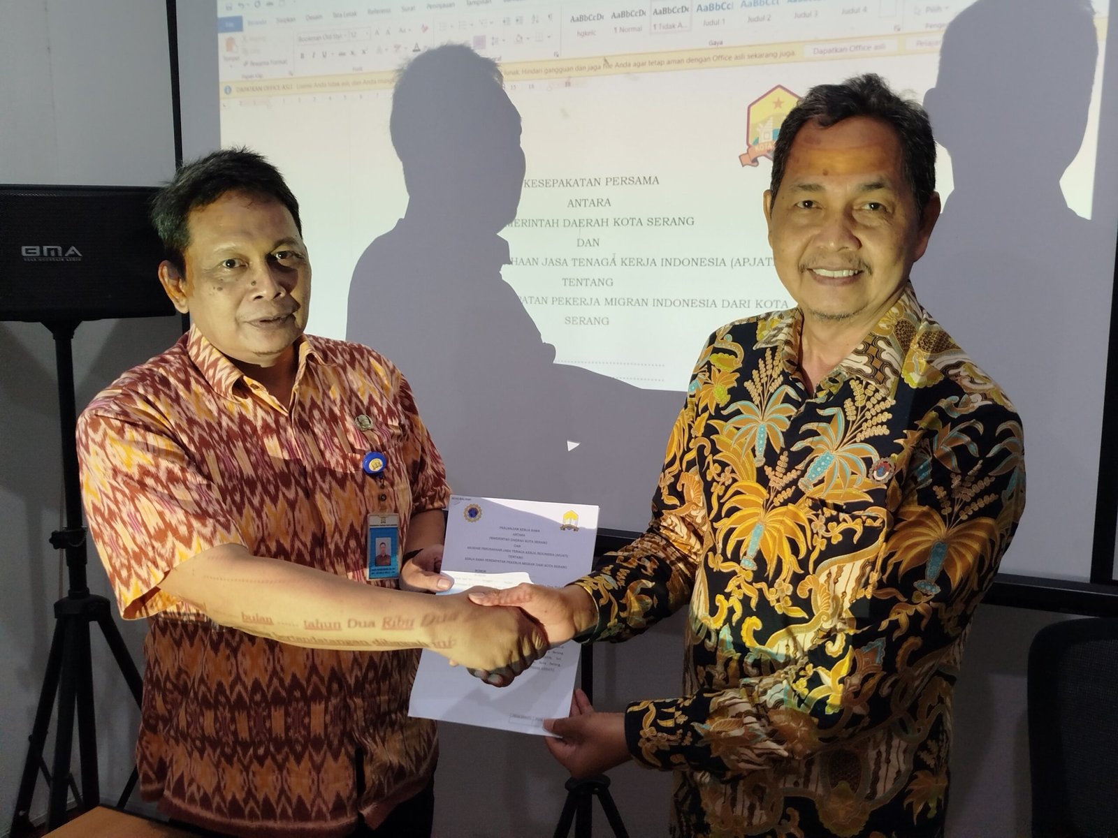 Sekertaris Disnakertrans Kota Serang Agus Hendrawan (kiri) bersama Sekjen Apjati Sekretaris Jenderal (Sekjen) APJATI, Kausar N. Tanjung (kanan) saat penyusunan nota kesepakatan kerjasama penempatan ke luar negeri, di Kantor Disnakertrans Kota Serang, Jumat (21/11/2025).