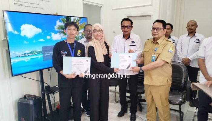 Pencaker menerima sertifikat pelatihan kerja