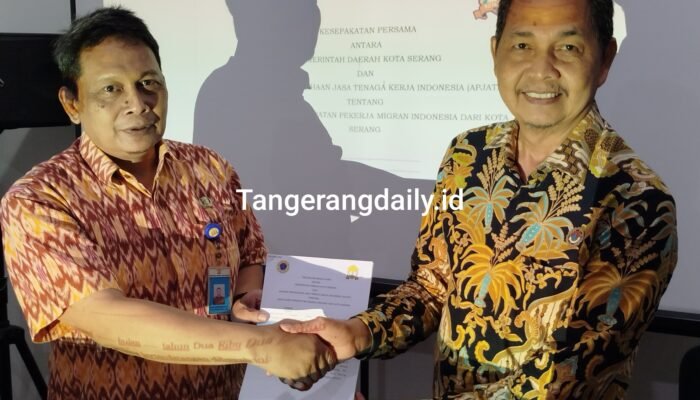Sekertaris Disnakertrans Kota Serang Agus Hendrawan bersama Sekjen APJATI Kausar N. Tanjung menyusun draft rencana kerjasama pelatihan dan penempatan kerja keluar negeri