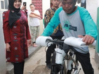 Susuri Lorong Gang Sumar Maja Kelapa Dua, Ketua TP PKK Kota Serang Arfina Rustandi Boyong Sepeda untuk Keluarga Pak Usman