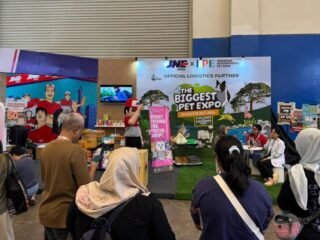 JNE kembali jadi official logistics partner di IIPE 2025, hadirkan promo, talkshow, dan donasi untuk komunitas pecinta hewan.