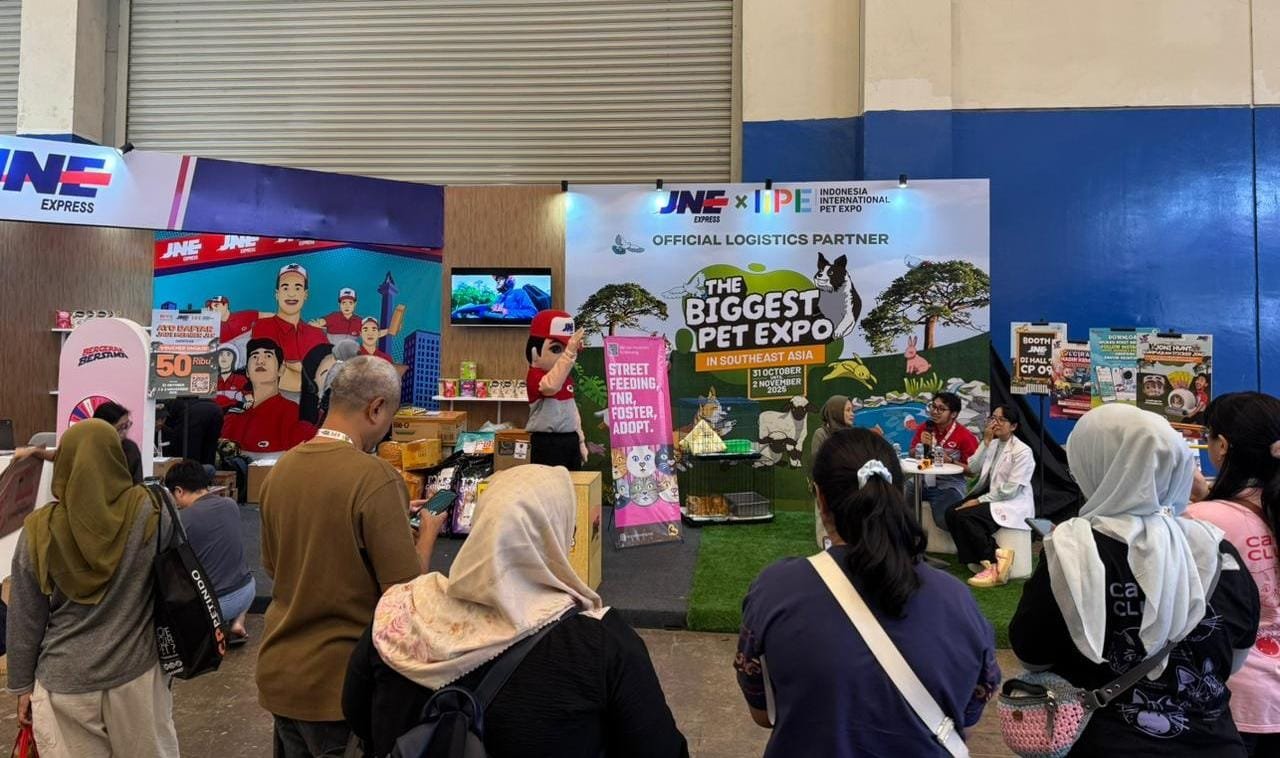 JNE kembali jadi official logistics partner di IIPE 2025, hadirkan promo, talkshow, dan donasi untuk komunitas pecinta hewan.