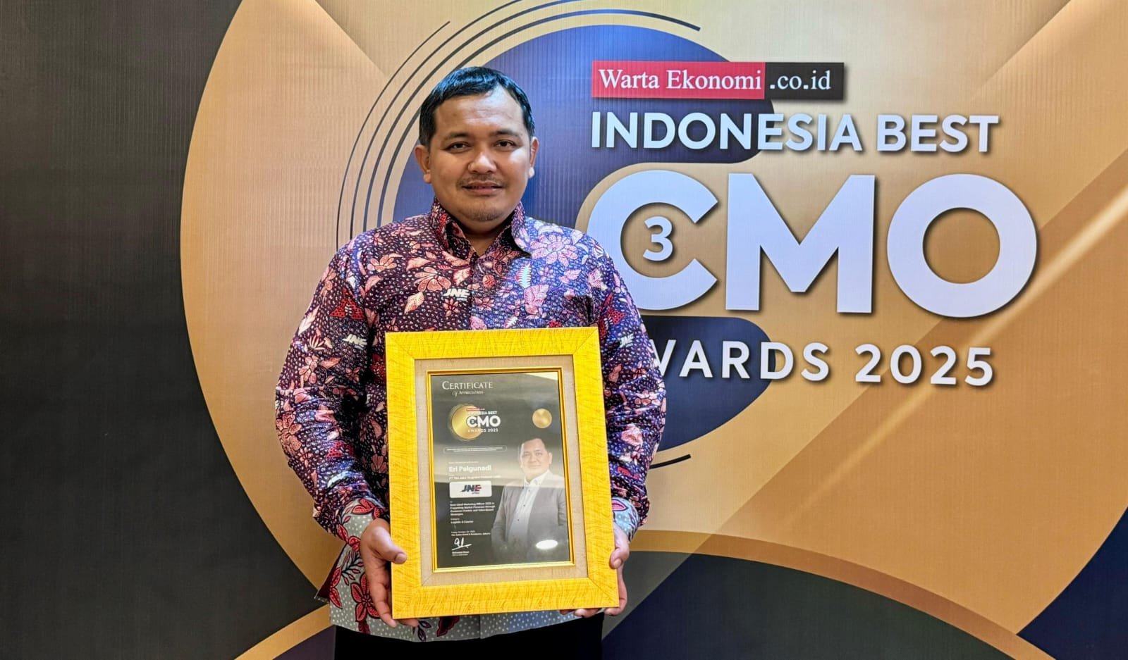 JNE raih Best CMO Award 2025, bukti komitmen inovasi, kepuasan pelanggan, dan dukungan bagi UMKM di Indonesia.