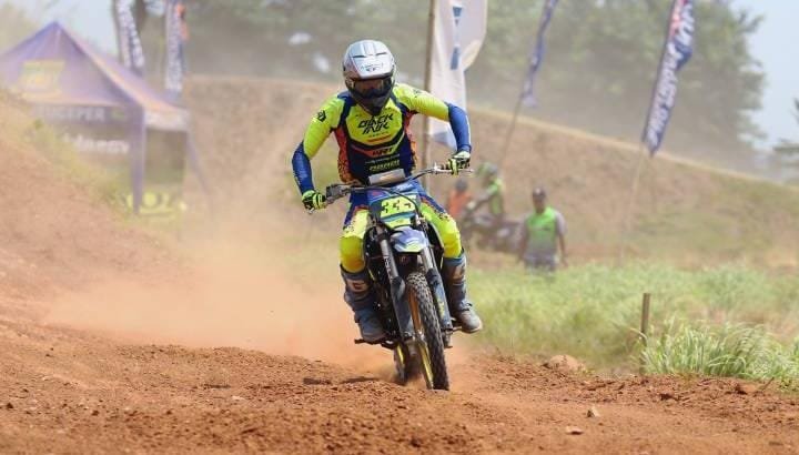 Aksi pembalap motocross kembali di Sirkuit Selapajang. Saksikan Kejuaraan Grasstrack Piala Wali Kota Tangerang 2025!