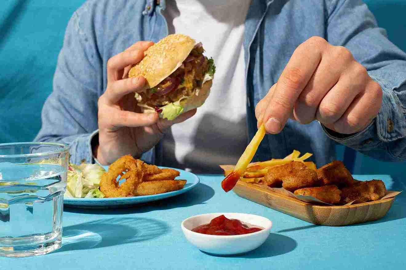 Junk food dapat memicu obesitas, diabetes, dan penyakit jantung. Kenali bahaya tersembunyi konsumsi makanan cepat saji bagi kesehatan.