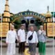 Puisi reflektif tentang ajaran Tarekat Qodiriyah Naqsyabandiyah Pondok Pesantren Suryalaya Tasikmalaya: menjaga hati, menapaki jalan kebajikan, menghormati sesama, dan meraih kedamaian melalui Tanbih.