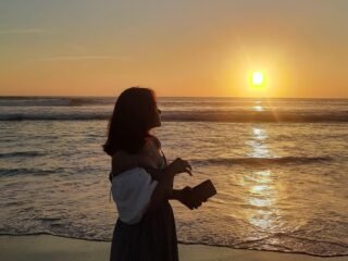 Perselingkuhan dalam hubungan jarak jauh mengguncang kepercayaan dan komunikasi interpersonal yang menjadi dasar cinta.