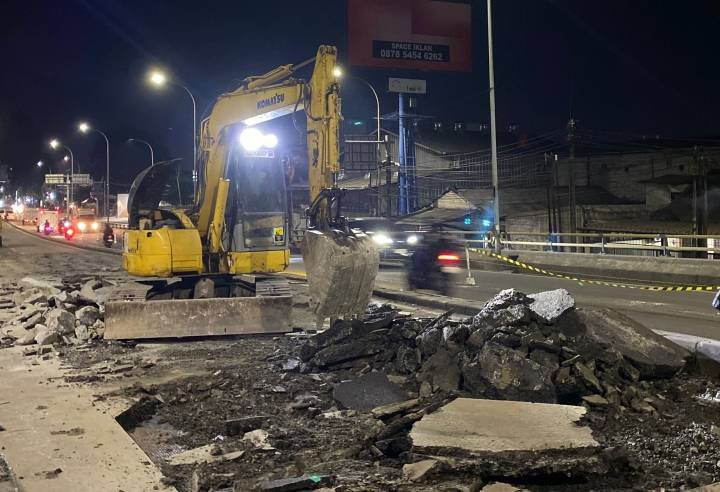 Pemkot Tangerang perbaiki Flyover Jenderal Sudirman. Dishub imbau pengendara hati-hati, tetap aman dan tertib.