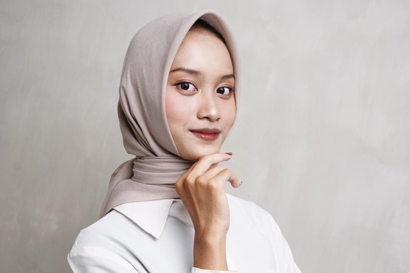 Analisis pemikiran Karl Marx tentang ideologi dan politik memori dalam membentuk narasi sejarah di era digital yang dikuasai algoritma.