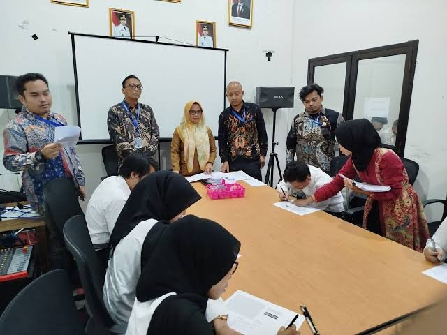 Calon tenaga kerja asal Kota Serang mengikuti seleksi sebelum mengikuti pelatihan pekan depan dan ditempatkan kerja pada bulan Desember