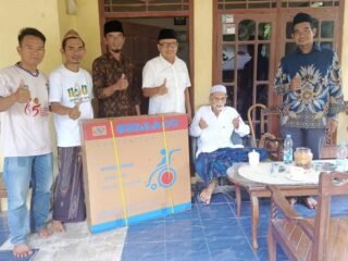 H. Ahmad Imron Serahkan Kursi Roda untuk KH Suher, Dukungan Andra Soni Membawa Harapan