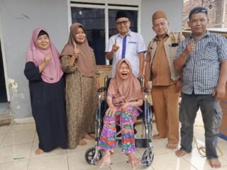 Kursi Roda Hadirkan Senyum di Wajah Romlah, Bukti Kepedulian Gubernur Andra Soni yang Menyentuh Hati