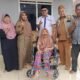Romlah, warga Cisoka, menerima kursi roda dari Pemprov Banten, simbol kepedulian pemerintah dan wakil rakyat bagi warga.