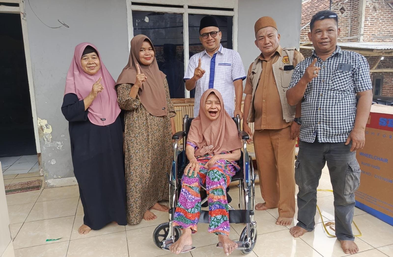 Romlah, warga Cisoka, menerima kursi roda dari Pemprov Banten, simbol kepedulian pemerintah dan wakil rakyat bagi warga.