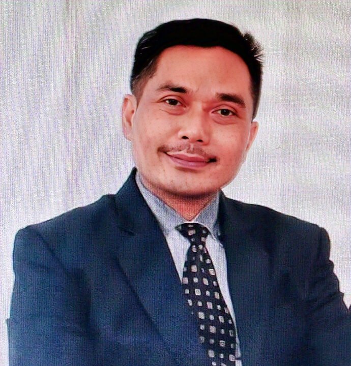 Guru kerap dipandang setara secara moral dengan para rasul. Artikel ini mengulas martabat, integritas, dan tanggung jawab profetik pendidik.